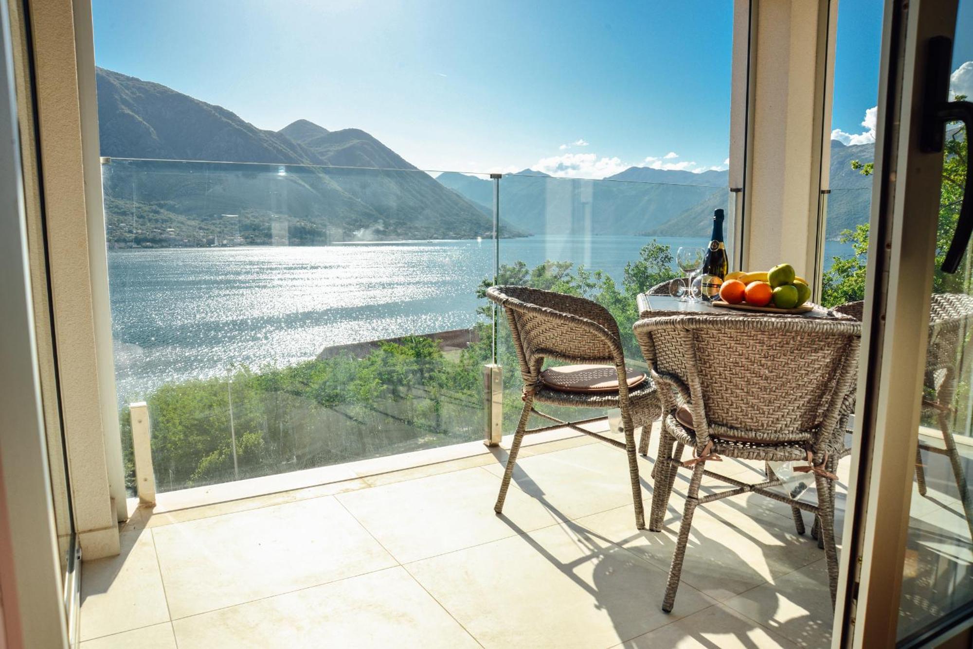 Sea View Apartment For 4 Kotor Exteriér fotografie