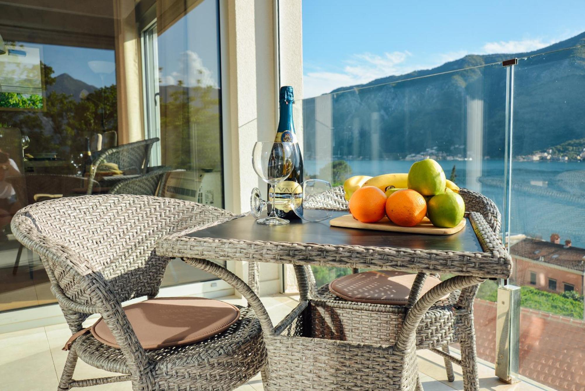 Sea View Apartment For 4 Kotor Exteriér fotografie